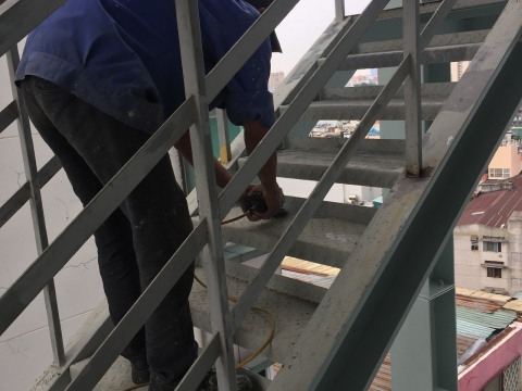 Sửa Chữa Cầu Thang Thoát Hiểm Cống Quỳnh - Quận 1 - HCM