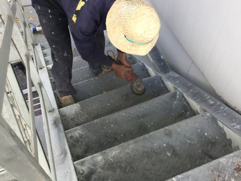 Sửa Chữa Cầu Thang Thoát Hiểm Cống Quỳnh - Quận 1 - HCM