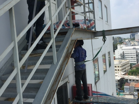 Sửa Chữa Cầu Thang Thoát Hiểm Cống Quỳnh - Quận 1 - HCM
